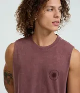 Musculosa masculina modelo Comfort, color rojo oscuro/vino con efecto desteñido, cuello redondo y sin mangas. Presenta un pequeño estampado circular en el pecho con lettering.