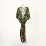 Kimono largo con estampado abstracto en tonos verde, negro y naranja. Tiene mangas cortas y se ata a la cintura.