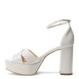 Sandalias de mujer marca Bottero, color blanco, con diseño de tiras cruzadas en el empeine, plataforma delantera y tacón ancho. Incluyen pulsera ajustable al tobillo con cierre de hebilla.