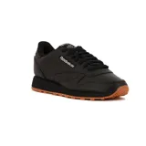 Championes Reebok Classic Leather negros con suela de goma color caramelo.