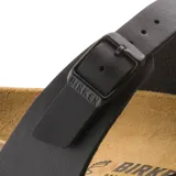 Sandalias Birkenstock modelo Mayari, color negro, con diseño de tiras cruzadas y ajuste mediante hebillas metálicas. Plantilla anatómica de corcho y suela de goma.