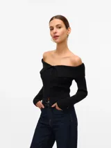 Cardigan de punto acanalado color negro, con diseño off-shoulder y escote con solapas anchas. Presenta cierre frontal con botones y mangas largas ajustadas.