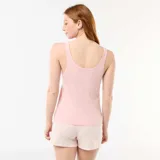 Pijama corto de dos piezas en color rosado, compuesto por una musculosa de escote redondo con pequeño estampado de concha marina en el pecho y un short a rayas verticales claras con textura acanalada.