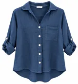 Camisa de lino azul marino, de manga larga arremangable con tirilla y botón, cuello camisero, cierre frontal de botones claros, bolsillo aplicado en el pecho y diseño de corte asimétrico con dobladillo redondeado más largo en la parte trasera.