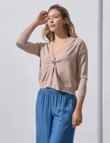 Cárdigan negro tejido en hilado fino con escote en V y un botón.