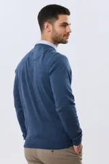 Buzo tejido de algodón con cuello en V, de diseño clásico y liviano, ideal para media estación.