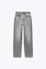 Jeans de tiro alto color negro con efecto lavado, corte mom fit, cinco bolsillos y cierre frontal con cremallera y botón metálico.