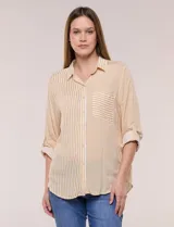 Camisa de rayas finas verticales en tonos amarillo y blanco, de corte clásico y silueta holgada. Cuenta con cuello camisero, cartera frontal de botones, un bolsillo plaqué en el pecho con rayas horizontales a contraste, mangas largas con presilla y ruedo curvo.