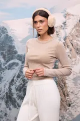 Remera básica de manga larga con cuello redondo y efecto lavado, confeccionada en tejido de punto con costuras visibles.