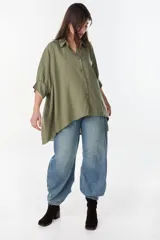 Camisa de manga larga color verde militar, con cuello camisero, cierre frontal con botones y diseño amplio.