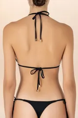 Top de bikini negro con copas triangulares, tirantes finos que se atan al cuello y en la espalda, y detalle de cuentas metálicas en los extremos de los tirantes.