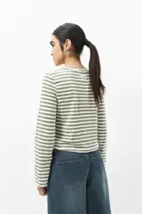 Remera de algodón a rayas horizontales azul marino y blanco, de manga larga y corte ajustado.