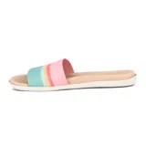 Sandalias planas Beira Rio para mujer, con base color beige y faja ancha superior decorada con franjas horizontales de colores: bordó, naranja, amarillo y turquesa.