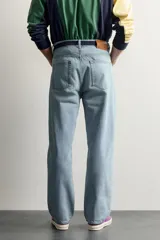 Jeans straight fit de corte recto confeccionados en denim de algodón celeste con efecto lavado. Presentan diseño clásico de cinco bolsillos y cierre frontal con botón y bragueta. Colección especial Fruit of the Loom x Zara.