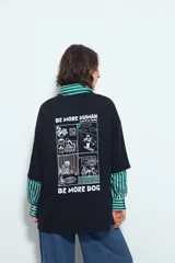 Remera blanca de manga corta, cuello redondo y calce relajado. Presenta un pequeño estampado frontal de un perro con un hueso y un estampado grande en la espalda con la frase "WILD HEART" y un diseño gráfico.