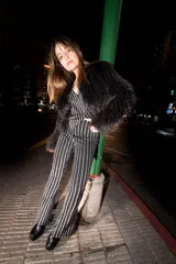 Pantalón Oxford de crepe color negro.