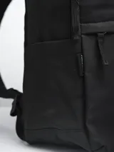 Mochila negra con dos compartimentos con cierre, asa de mano y tirantes acolchados ajustables. Logo de la marca en la parte inferior.