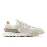 Championes New Balance modelo XC72, color beige y blanco, con detalles en marrón claro.