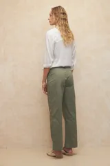 Pantalón negro de corte recto, con bolsillos laterales y recortes tipo cargo.