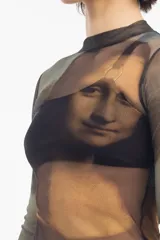 Remera de malla transparente con cuello alto y mangas largas, con estampado de la Mona Lisa.