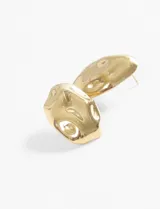 Par de aros dorados de acero quirúrgico hipoalergénico, con forma ovalada y textura irregular.