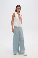 Pantalon de lyocell de tiro alto y corte ancho, con diseño de pinzas frontales y costuras verticales decorativas.