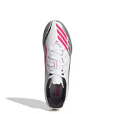 Championes de fútbol Adidas modelo F50 Messi Club TF, diseñados para canchas de césped sintético. Presentan un diseño en color blanco con detalles en plateado, negro y rosa neón, incluyendo la inscripción Messi en el lateral y las icónicas tres tiras de la marca.