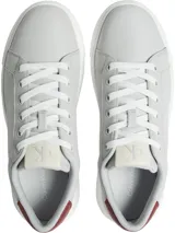 Zapatillas urbanas de cuero color gris claro, con detalle en el talón color borgoña, cordones blancos y suela chunky blanca.