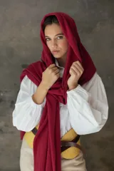 Pashmina rectangular de tejido suave y liviano, con caída fluida y diseño versátil.