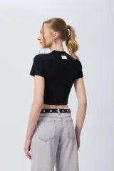 Top gris de tejido de punto acanalado, elastizado, de manga corta y cuello alto.