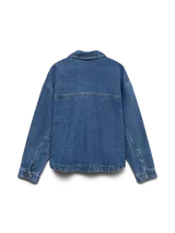 Campera de denim estilo shacket en color azul claro, con cuello clásico, cierre frontal con botones metálicos y amplios bolsillos frontales aplicados.