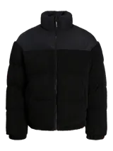 Campera puffer con cuello alto y cierre frontal, confeccionada en tejido teddy negro con paneles superiores lisos. Cuenta con bolsillos laterales y relleno de poliéster.