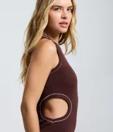 Vestido midi de tejido rib color marrón, con corte ajustado al cuerpo, cuello redondo y aberturas laterales cut out en la cintura. Presenta detalles de bies en color blanco que resaltan el diseño.