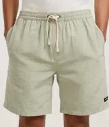 Bermuda de sarga color beige, de corte recto, con cintura elástica y cordón ajustable. Cuenta con bolsillos laterales y un discreto parche con logo aplicado en el dobladillo inferior.