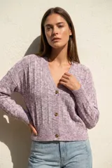 Cardigan de punto texturado en color rosa viejo, con escote en V, cierre frontal de botones y mangas largas con puños acanalados.