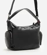 Cartera shoulder mediana Satinato de cuero sintético negro con acabado brillante, cierre superior, bolsillo frontal y bolsillos laterales con cierre. Cuenta con asa fija para el hombro y correa ajustable desmontable, además de herrajes metálicos oscuros.