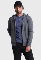 Canguro gris con cierre frontal, capucha con cordones ajustables y bolsillos laterales.