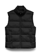 Chaleco acolchado de diseño corto con cuello alto, cierre frontal y bolsillos delanteros.