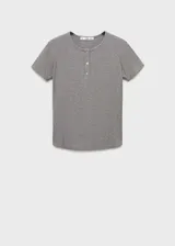 Camiseta de manga corta entallada, confeccionada en tejido de lyocell con elastano. Presenta cuello redondo con cierre frontal de tres botones.