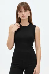 Musculosa negra de tejido acanalado, corte al cuerpo y cuello redondo.