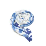 Pashmina rectangular de viscosa liviana, color blanco con estampado floral en tonos de azul.