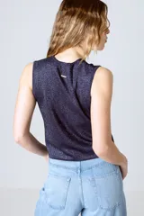 Top azul con brillo, escote en V y cierre frontal con botones.