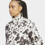 Campera deportiva Adidas de satén con estampado animal print, cuello alto, cierre frontal y las icónicas tres tiras a lo largo de las mangas.