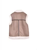 Chaleco negro con forro de borrego color crema, cuello solapa, cierre frontal con cremallera y dos bolsillos laterales.