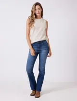 Buzo sin mangas color beige, de tejido melange suave, con cuello a la base y sisas amplias. Presenta pequeños tajos en el ruedo para una mejor caída.