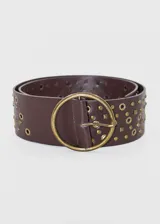 Cinto blanco de cuero sintético con hebilla redonda dorada y tachas doradas de diferentes formas.