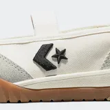 Zapatillas tipo ballerina Converse, confeccionadas en lona con revestimientos de gamuza. Presentan una banda elástica en el empeine, detalle de logo de estrella y galón en el lateral, y una suela de goma dentada con tracción.