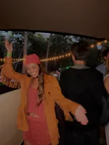 Blusa larga atrás y corta adelante con breteles finos regulables.