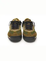 Championes urbanos Satorisan modelo Enso, confeccionados en una combinación de fieltro y sarga en tonos verde oliva, marrón y mostaza. Presentan un diseño de corte bajo con cordones negros y suela de goma con franjas de colores.