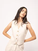 Chaleco negro de lino con botones frontales y forro interno.